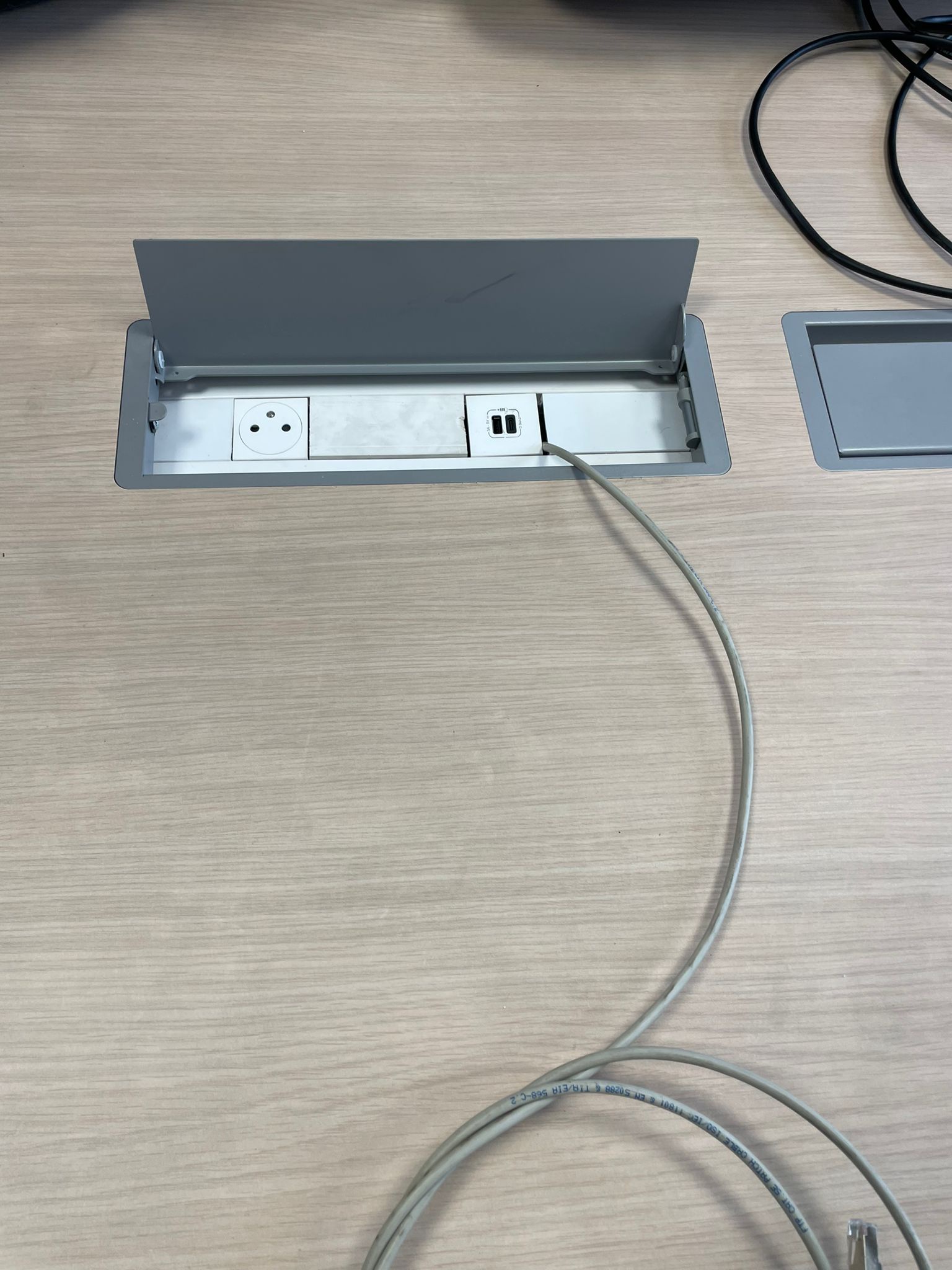 Prise encastree bureau tertiaire